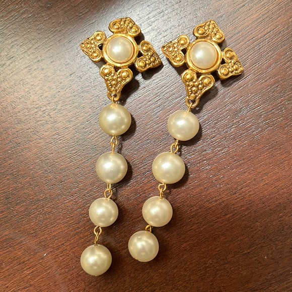 1980s Chanel Faux Pearl Dangle Clip-on Earrings - Picture 1 of 2